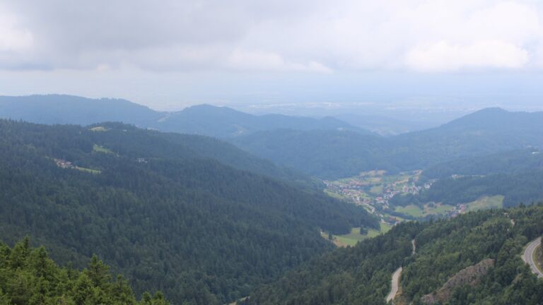 Dieses Bild zeigt eine Webcam-Aufnahme vom Achertal, aufgenommen am Donnerstag, den 24.07.2025 um 14:50 Uhr. Die Temperatur betrug 15.5°C.