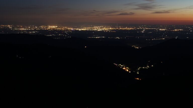 Dieses Bild zeigt eine Webcam-Aufnahme vom Achertal, aufgenommen am Samstag, den 28.06.2025 um 23:10 Uhr. Die Temperatur betrug 19.9°C.