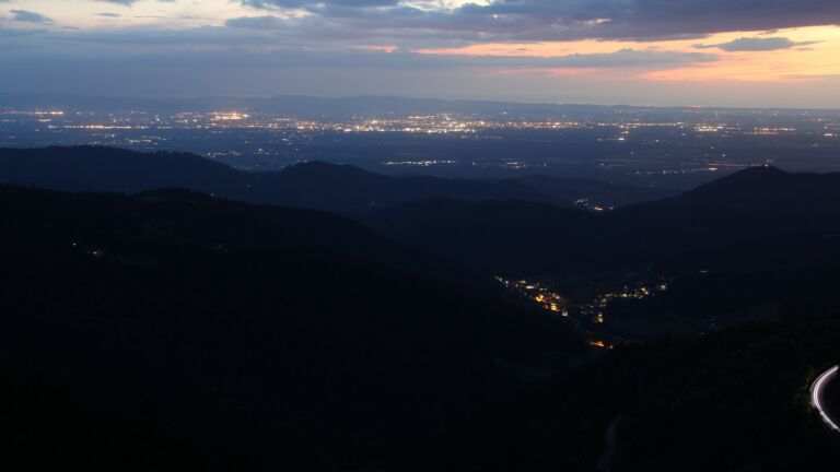 Dieses Bild zeigt eine Webcam-Aufnahme vom Achertal, aufgenommen am Montag, den 12.05.2025 um 21:50 Uhr. Die Temperatur betrug 11.5°C.