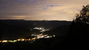 Dieses Bild zeigt eine Webcam-Aufnahme vom Achertal, aufgenommen am Dienstag, den 12.05.2026 um 22:30 Uhr. Die Temperatur betrug 4.1°C.