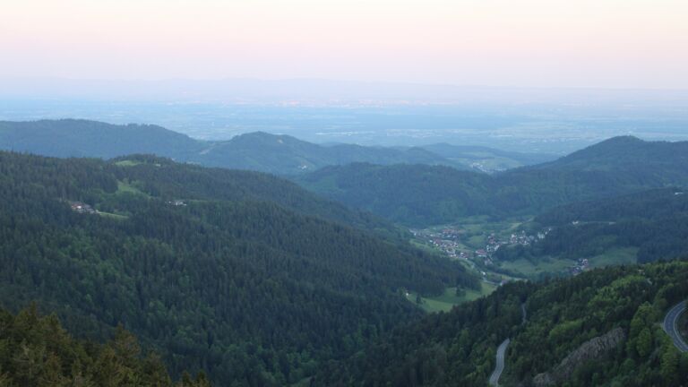 Dieses Bild zeigt eine Webcam-Aufnahme vom Achertal, aufgenommen am Montag, den 12.05.2025 um 06:00 Uhr. Die Temperatur betrug 10.8°C.