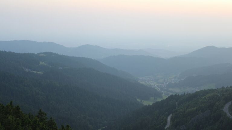 Dieses Bild zeigt eine Webcam-Aufnahme vom Achertal, aufgenommen am Donnerstag, den 12.06.2025 um 21:20 Uhr. Die Temperatur betrug 20.6°C.