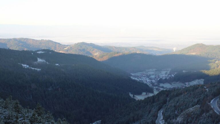 Dieses Bild zeigt eine Webcam-Aufnahme vom Achertal, aufgenommen am Dienstag, den 18.11.2025 um 08:30 Uhr. Die Temperatur betrug -2.9°C.