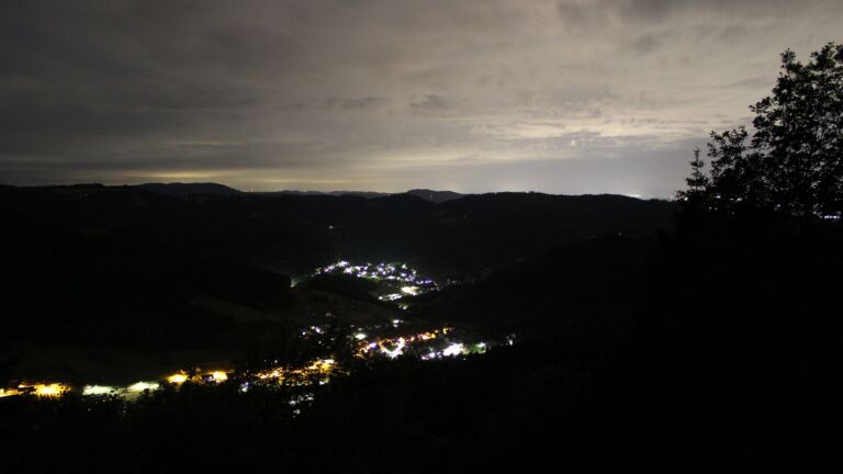 Dieses Bild zeigt eine Webcam-Aufnahme vom Achertal, aufgenommen am Mittwoch, den 10.06.2026 um 02:30 Uhr. Die Temperatur betrug 9.8°C.