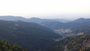 Dieses Bild zeigt eine Webcam-Aufnahme vom Achertal, aufgenommen am Donnerstag, den 18.12.2025 um 15:10 Uhr. Die Temperatur betrug 6.8°C.