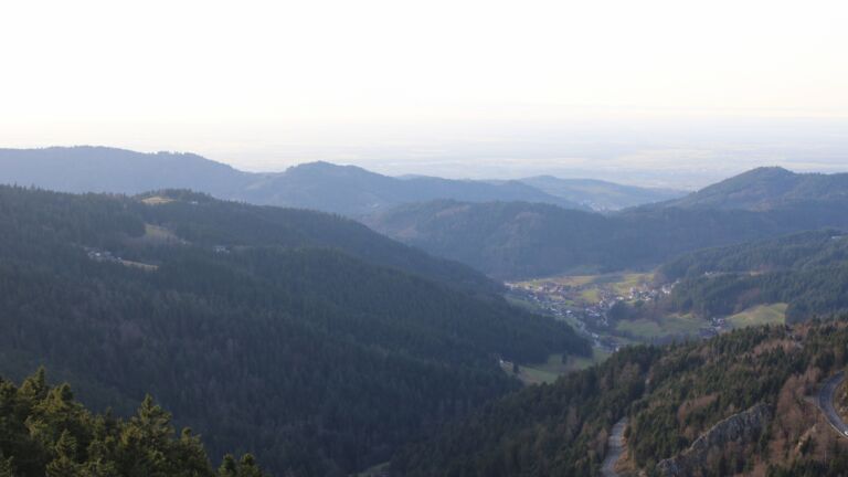 Dieses Bild zeigt eine Webcam-Aufnahme vom Achertal, aufgenommen am Donnerstag, den 18.12.2025 um 15:10 Uhr. Die Temperatur betrug 6.8°C.