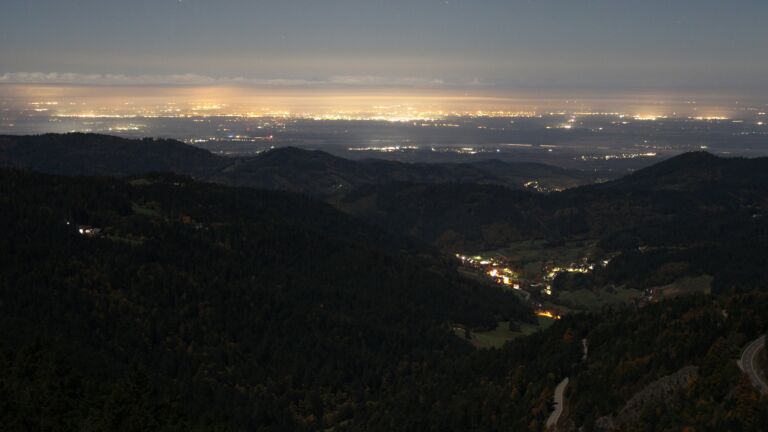 Dieses Bild zeigt eine Webcam-Aufnahme vom Achertal, aufgenommen am Freitag, den 10.10.2025 um 02:00 Uhr. Die Temperatur betrug 8.3°C.
