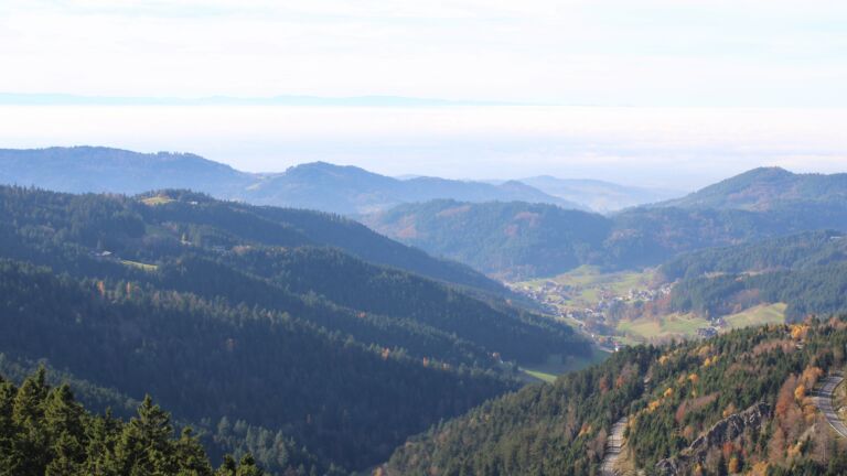 Dieses Bild zeigt eine Webcam-Aufnahme vom Achertal, aufgenommen am Donnerstag, den 06.11.2025 um 14:00 Uhr. Die Temperatur betrug 15.3°C.