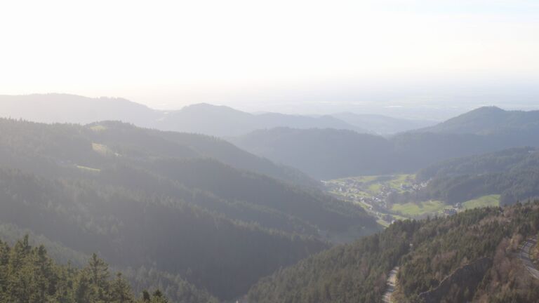 Dieses Bild zeigt eine Webcam-Aufnahme vom Achertal, aufgenommen am Donnerstag, den 12.03.2026 um 16:50 Uhr. Die Temperatur betrug 6.4°C.