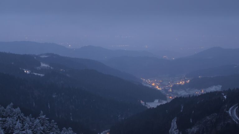 Dieses Bild zeigt eine Webcam-Aufnahme vom Achertal, aufgenommen am Mittwoch, den 24.12.2025 um 17:10 Uhr. Die Temperatur betrug -5.9°C.