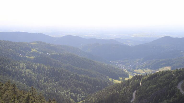Dieses Bild zeigt eine Webcam-Aufnahme vom Achertal, aufgenommen am Freitag, den 23.05.2025 um 18:20 Uhr. Die Temperatur betrug 8.4°C.