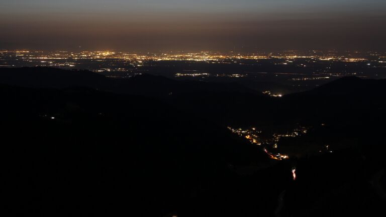 Dieses Bild zeigt eine Webcam-Aufnahme vom Achertal, aufgenommen am Donnerstag, den 26.02.2026 um 19:10 Uhr. Die Temperatur betrug 10.9°C.