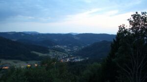 Dieses Bild zeigt eine Webcam-Aufnahme vom Achertal, aufgenommen am Samstag, den 15.08.2026 um 21:10 Uhr. Die Temperatur betrug 27.8°C.