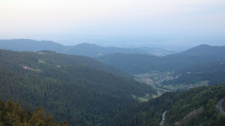Dieses Bild zeigt eine Webcam-Aufnahme vom Achertal, aufgenommen am Donnerstag, den 15.05.2025 um 06:40 Uhr. Die Temperatur betrug 9.8°C.