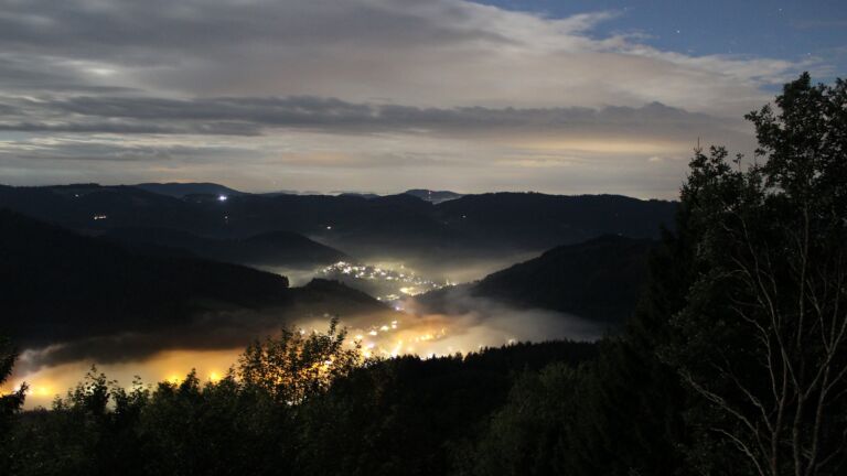 Dieses Bild zeigt eine Webcam-Aufnahme vom Achertal, aufgenommen am Dienstag, den 25.08.2026 um 22:30 Uhr. Die Temperatur betrug 16.6°C.