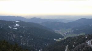 Dieses Bild zeigt eine Webcam-Aufnahme vom Achertal, aufgenommen am Freitag, den 03.04.2026 um 19:00 Uhr. Die Temperatur betrug 5.9°C.