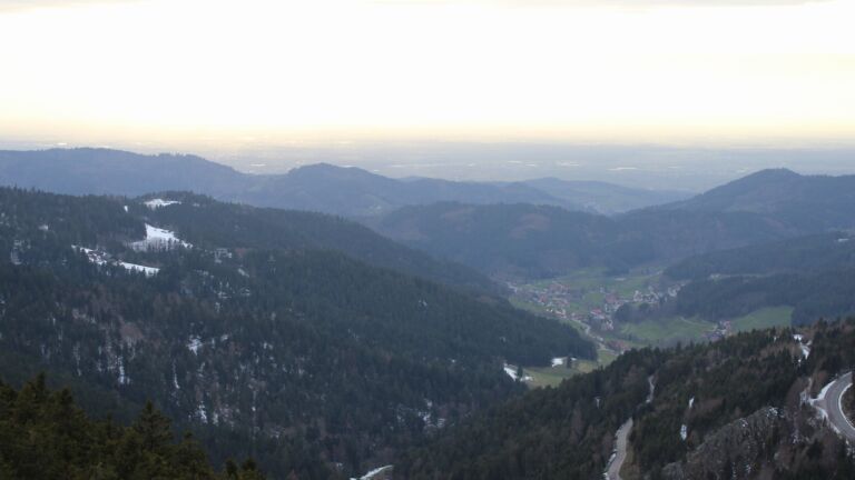 Dieses Bild zeigt eine Webcam-Aufnahme vom Achertal, aufgenommen am Freitag, den 03.04.2026 um 19:00 Uhr. Die Temperatur betrug 5.9°C.