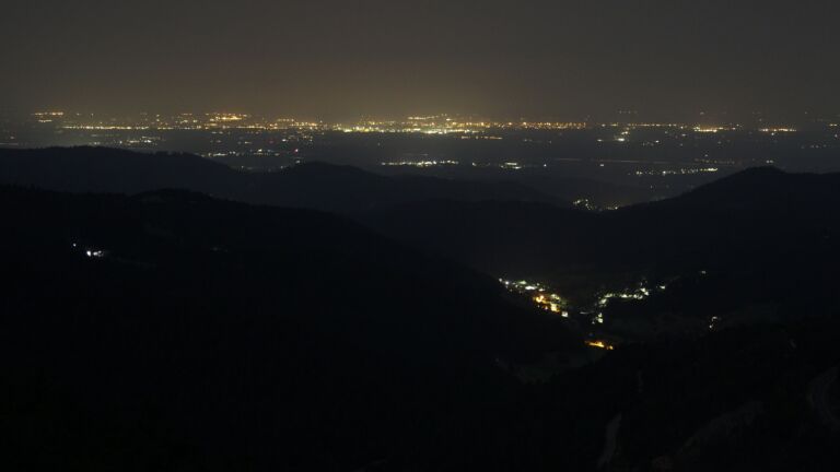 Dieses Bild zeigt eine Webcam-Aufnahme vom Achertal, aufgenommen am Samstag, den 16.08.2025 um 04:00 Uhr. Die Temperatur betrug 20.1°C.