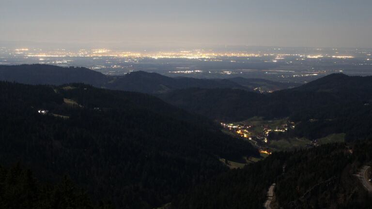 Dieses Bild zeigt eine Webcam-Aufnahme vom Achertal, aufgenommen am Dienstag, den 03.03.2026 um 02:30 Uhr. Die Temperatur betrug 7.6°C.