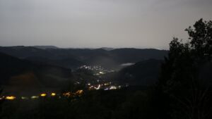 Dieses Bild zeigt eine Webcam-Aufnahme vom Achertal, aufgenommen am Freitag, den 28.08.2026 um 03:00 Uhr. Die Temperatur betrug 18.4°C.