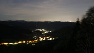 Dieses Bild zeigt eine Webcam-Aufnahme vom Achertal, aufgenommen am Montag, den 08.06.2026 um 03:20 Uhr. Die Temperatur betrug 15.7°C.