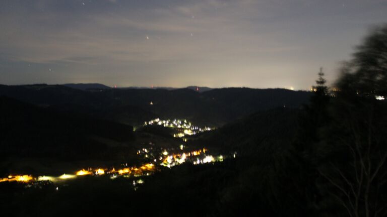 Dieses Bild zeigt eine Webcam-Aufnahme vom Achertal, aufgenommen am Montag, den 08.06.2026 um 03:20 Uhr. Die Temperatur betrug 15.7°C.
