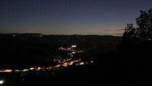 Dieses Bild zeigt eine Webcam-Aufnahme vom Achertal, aufgenommen am Dienstag, den 27.10.2026 um 18:40 Uhr. Die Temperatur betrug 15.3°C.