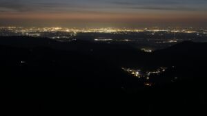 Dieses Bild zeigt eine Webcam-Aufnahme vom Achertal, aufgenommen am Dienstag, den 03.03.2026 um 19:30 Uhr. Die Temperatur betrug 6.8°C.