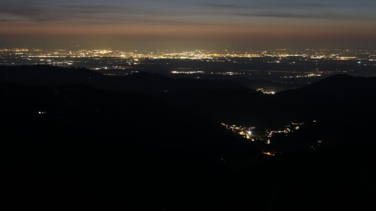 Dieses Bild zeigt eine Webcam-Aufnahme vom Achertal, aufgenommen am Dienstag, den 03.03.2026 um 19:30 Uhr. Die Temperatur betrug 6.8°C.