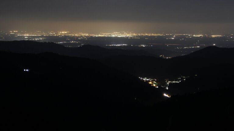 Dieses Bild zeigt eine Webcam-Aufnahme vom Achertal, aufgenommen am Mittwoch, den 25.03.2026 um 01:00 Uhr. Die Temperatur betrug 5.7°C.