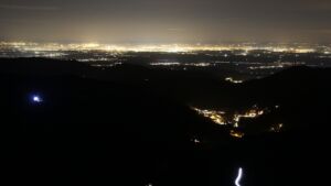 Dieses Bild zeigt eine Webcam-Aufnahme vom Achertal, aufgenommen am Donnerstag, den 18.12.2025 um 22:00 Uhr. Die Temperatur betrug 7.8°C.