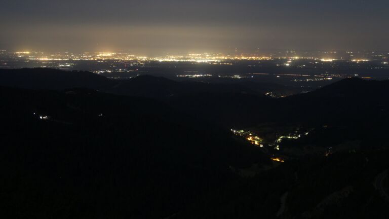 Dieses Bild zeigt eine Webcam-Aufnahme vom Achertal, aufgenommen am Freitag, den 18.07.2025 um 04:00 Uhr. Die Temperatur betrug 13.9°C.