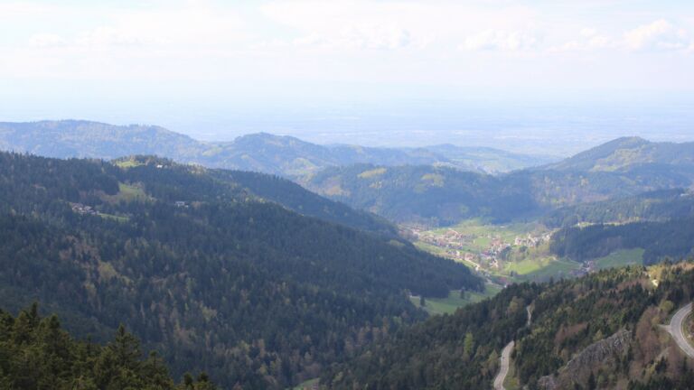 Dieses Bild zeigt eine Webcam-Aufnahme vom Achertal, aufgenommen am Freitag, den 17.04.2026 um 14:20 Uhr. Die Temperatur betrug 15.8°C.