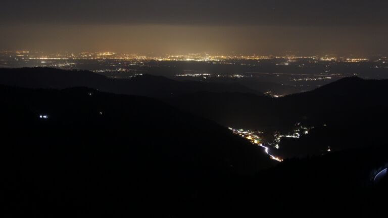 Dieses Bild zeigt eine Webcam-Aufnahme vom Achertal, aufgenommen am Freitag, den 20.03.2026 um 22:30 Uhr. Die Temperatur betrug 4.7°C.