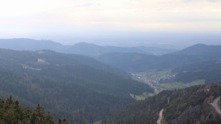 Dieses Bild zeigt eine Webcam-Aufnahme vom Achertal, aufgenommen am Sonntag, den 05.04.2026 um 18:00 Uhr. Die Temperatur betrug 9.7°C.