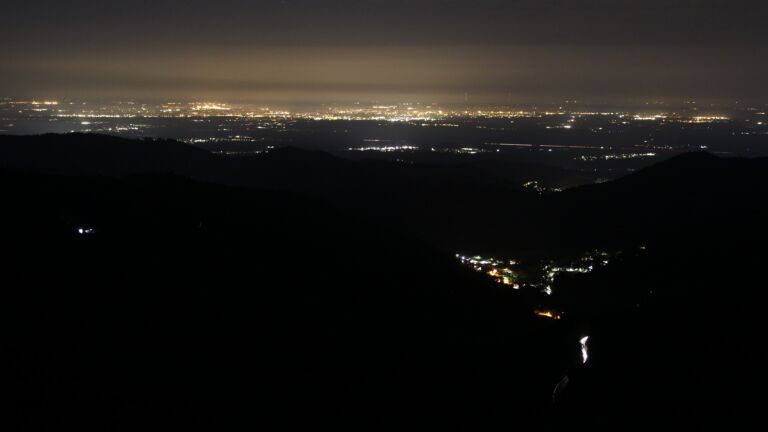 Dieses Bild zeigt eine Webcam-Aufnahme vom Achertal, aufgenommen am Donnerstag, den 16.04.2026 um 00:30 Uhr. Die Temperatur betrug 7.4°C.