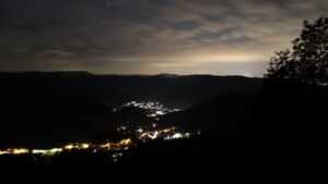 Dieses Bild zeigt eine Webcam-Aufnahme vom Achertal, aufgenommen am Montag, den 15.06.2026 um 02:00 Uhr. Die Temperatur betrug 11.8°C.