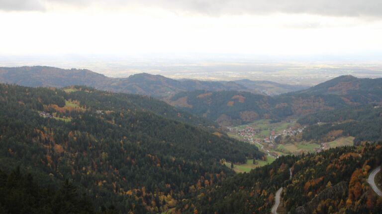 Dieses Bild zeigt eine Webcam-Aufnahme vom Achertal, aufgenommen am Donnerstag, den 23.10.2025 um 16:30 Uhr. Die Temperatur betrug 5°C.