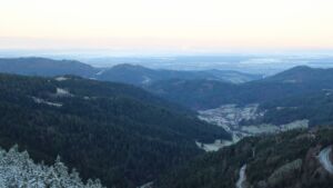 Dieses Bild zeigt eine Webcam-Aufnahme vom Achertal, aufgenommen am Montag, den 01.12.2025 um 08:10 Uhr. Die Temperatur betrug -1°C.