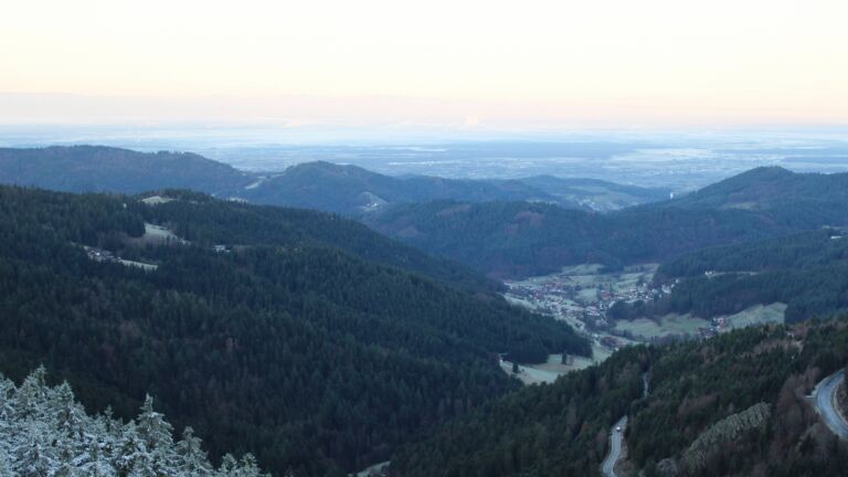 Dieses Bild zeigt eine Webcam-Aufnahme vom Achertal, aufgenommen am Montag, den 01.12.2025 um 08:10 Uhr. Die Temperatur betrug -1°C.