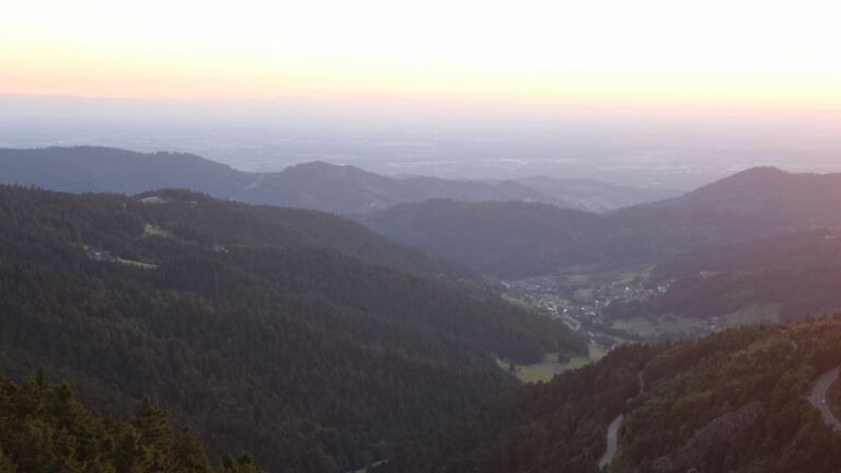 Dieses Bild zeigt eine Webcam-Aufnahme vom Achertal, aufgenommen am Samstag, den 28.06.2025 um 21:30 Uhr. Die Temperatur betrug 20.6°C.