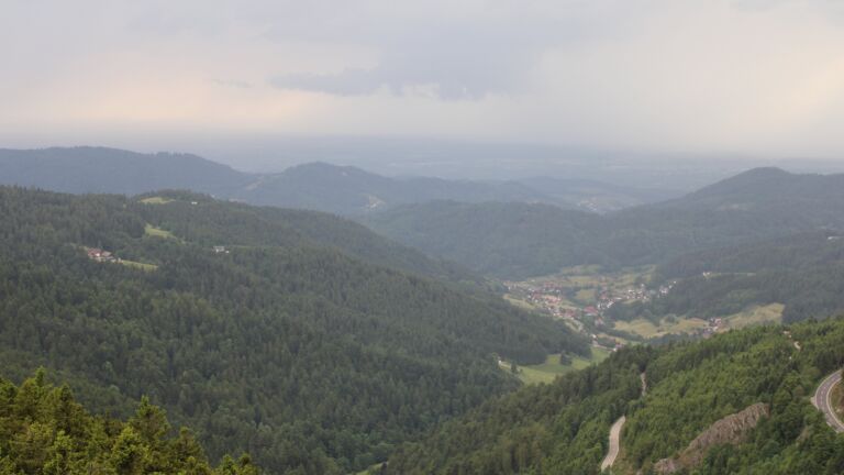 Dieses Bild zeigt eine Webcam-Aufnahme vom Achertal, aufgenommen am Samstag, den 31.05.2025 um 19:10 Uhr. Die Temperatur betrug 18.7°C.
