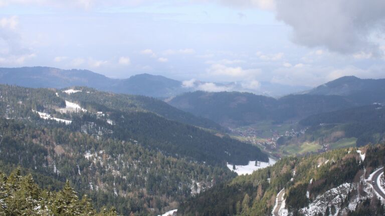 Dieses Bild zeigt eine Webcam-Aufnahme vom Achertal, aufgenommen am Mittwoch, den 01.04.2026 um 11:30 Uhr. Die Temperatur betrug 2.6°C.