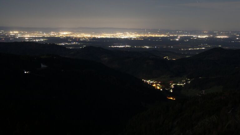 Dieses Bild zeigt eine Webcam-Aufnahme vom Achertal, aufgenommen am Sonntag, den 05.04.2026 um 02:00 Uhr. Die Temperatur betrug 9.3°C.