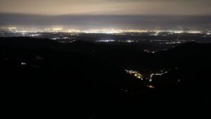 Dieses Bild zeigt eine Webcam-Aufnahme vom Achertal, aufgenommen am Samstag, den 17.01.2026 um 05:00 Uhr. Die Temperatur betrug 7.4°C.