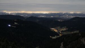 Dieses Bild zeigt eine Webcam-Aufnahme vom Achertal, aufgenommen am Samstag, den 06.12.2025 um 02:00 Uhr. Die Temperatur betrug 0.7°C.