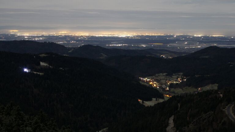 Dieses Bild zeigt eine Webcam-Aufnahme vom Achertal, aufgenommen am Samstag, den 06.12.2025 um 02:00 Uhr. Die Temperatur betrug 0.7°C.