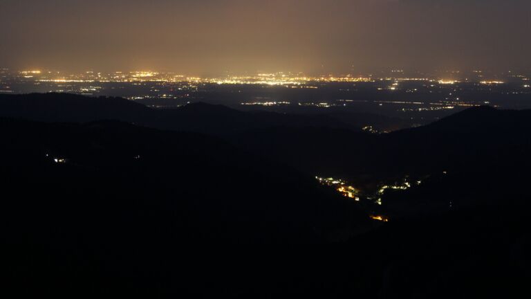 Dieses Bild zeigt eine Webcam-Aufnahme vom Achertal, aufgenommen am Dienstag, den 01.07.2025 um 03:50 Uhr. Die Temperatur betrug 22.3°C.