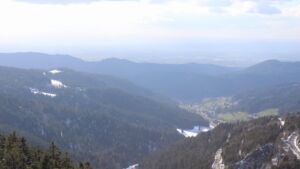 Dieses Bild zeigt eine Webcam-Aufnahme vom Achertal, aufgenommen am Mittwoch, den 01.04.2026 um 17:30 Uhr. Die Temperatur betrug 2.2°C.