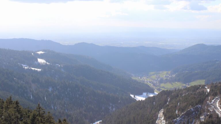 Dieses Bild zeigt eine Webcam-Aufnahme vom Achertal, aufgenommen am Mittwoch, den 01.04.2026 um 17:30 Uhr. Die Temperatur betrug 2.2°C.